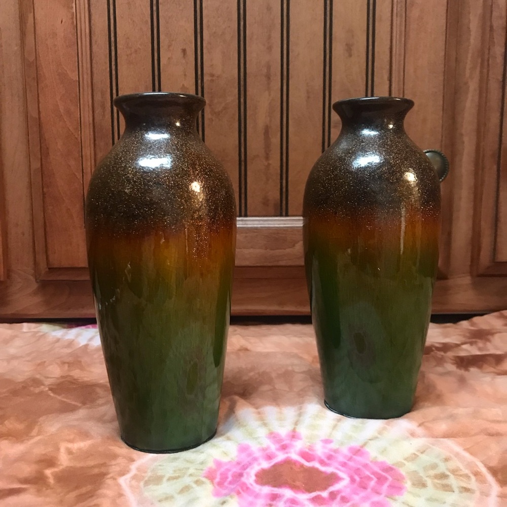 One set of two ceramic vases